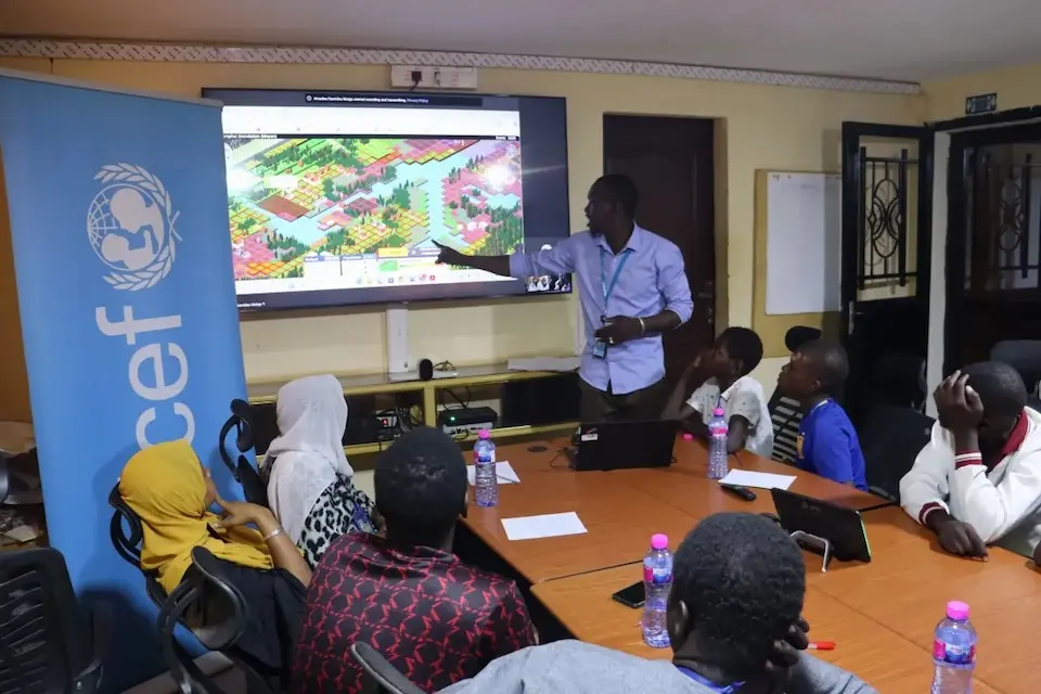 Students in Mali learn about disaster risk reduction in a program organized by UNICEF.