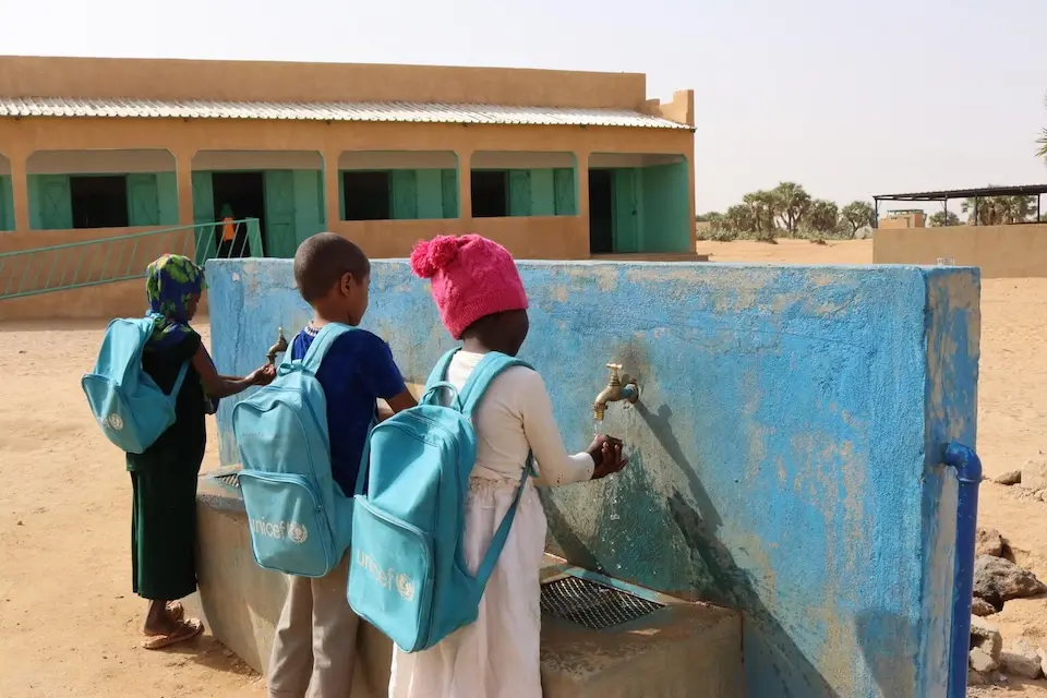 Students washitheir hands at the water distribution point built by UNICEF at Kongo Gamo School in Mali, with support from Education Cannot Wait.