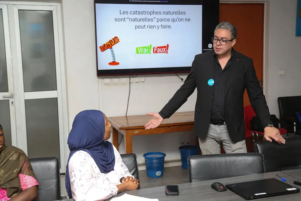 A UNICEF staff person shares information on disaster risk reduction with young people in Mali. 