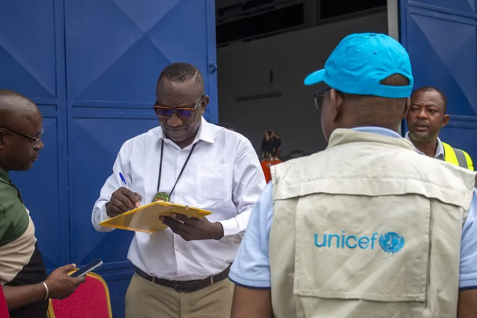 UNICEF staff deliver vaccines to Côte d'Ivoire in 2025.