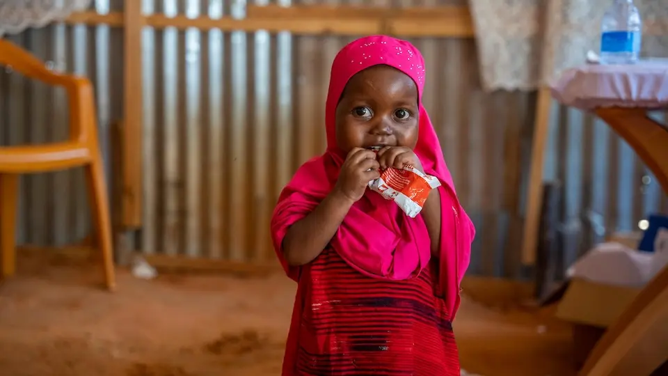 Two-year-old Luul Hassan eats from a sachet of ready-to-use therapeutic food (RUTF) in a refugee camp near Mogadishu.  © UNICEF / UNI418516