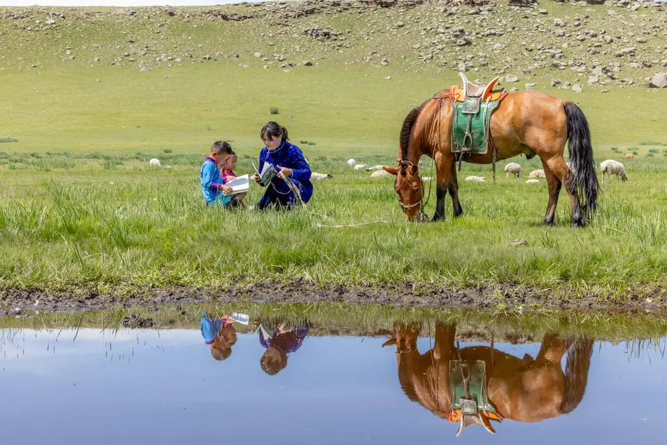 A kindergarten teacher travels to a remote province in Mongolia to instruct children in herder communities as part of the "Teacher With a Tablet" program.©UNICEF/UNI863234