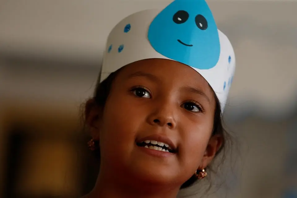 An eight-year-old girl participates in a World Water Day activity carried out by FUNDANA and members of UNICEF Venezuela in 2024. 