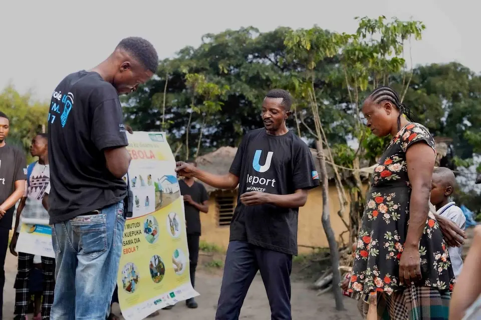 In DR Congo, U-Reporters share information about preventing Ebola with community members.