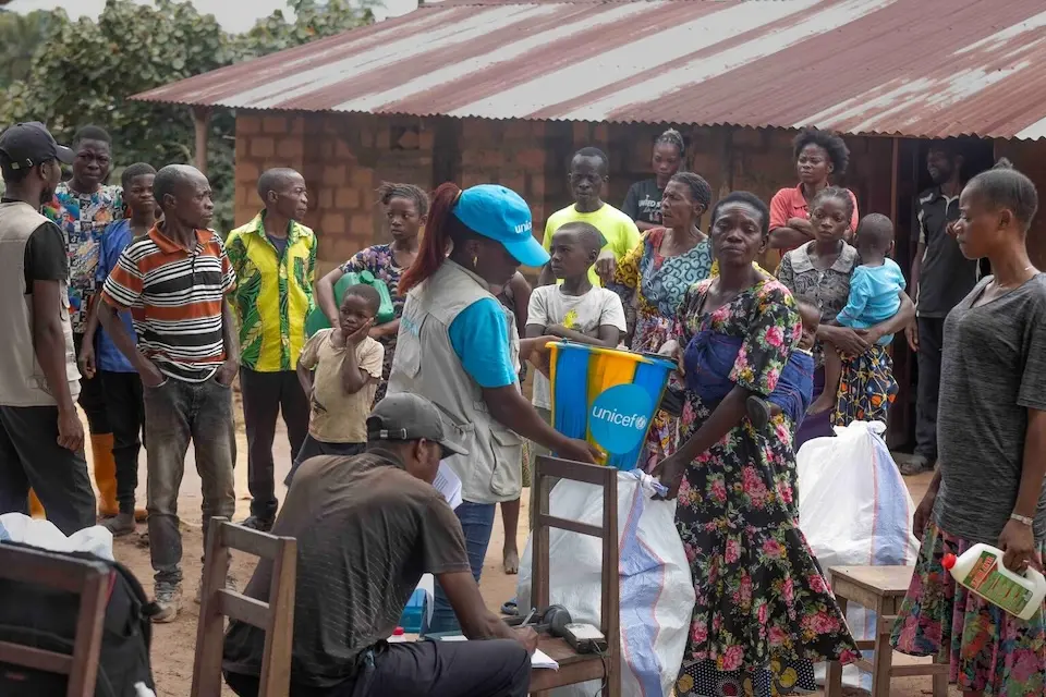 A woman in DR Congo receives a hygiene kit from UNICEF.