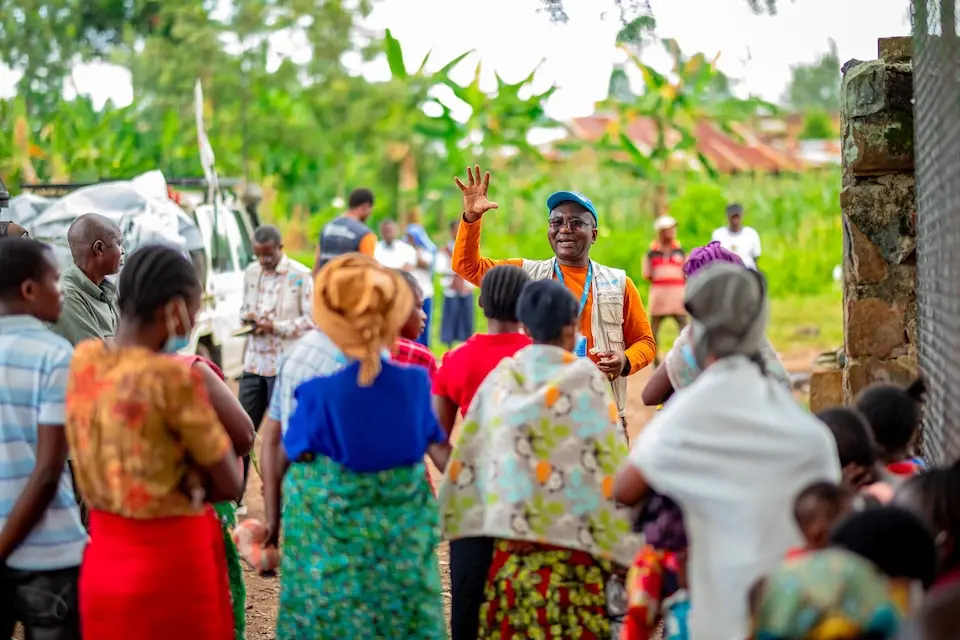 A UNICEF health specialist shares information about Ebola prevention with community members in South Kivu, DR Congo.