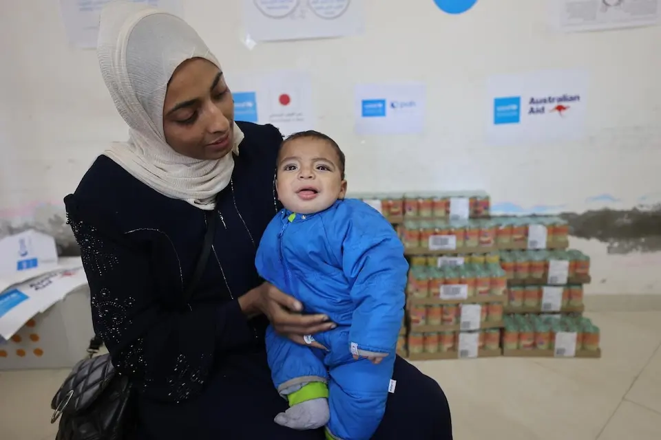UNICEF is distributing Ready-to-Use Complementary Food (RUCF) to children and families in Gaza City. RUCF is a vital support for young children, especially those at risk of malnutrition. 