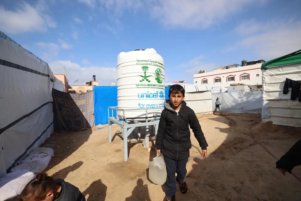 UNICEF delivers water tanks to shelters in the south of the Gaza Strip, helping families access water more safely and easily.