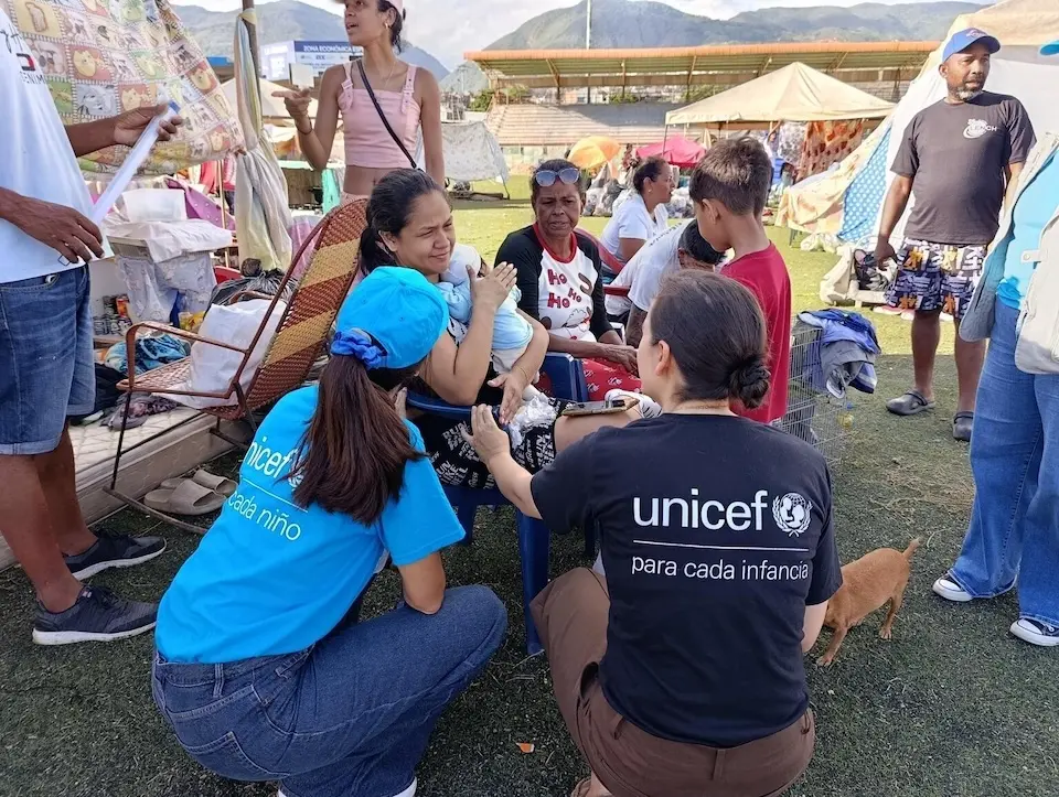 Manuel Rodríguez Pumarol, UNICEF Representative, led a team to visit three temporary shelters in La Guaira State, Venezuela, to meet with people affected by the earthquakes that struck the country in June 2026. 