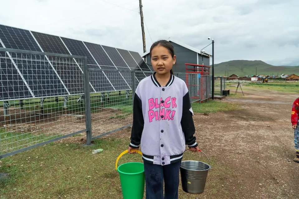 9-year-old D.Enkhsuvd is collecting water from a solar-powered water well in Tsetserleg soum, Arkhangai Province, Mongolia, supported by UNICEF.
