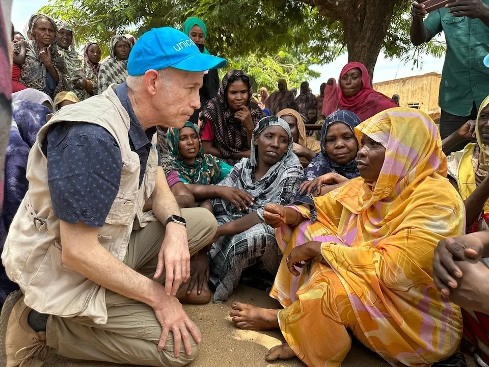 UNICEF Representative Sheldon Yett, interacts with Afaf Mohammed during the distribution of UNICEF water, sanitation and hygiene supplies in Tandik camp, South Kordofan, Sudan. 