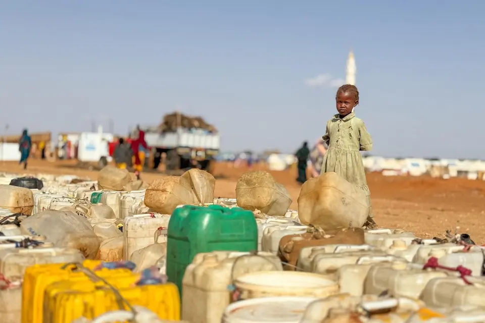 After drone attacks in Al Obeid, Sudan damaged homes, markets, schools and water infrastructure, UNICEF and partners trucked chlorinated water to displacement shelters.