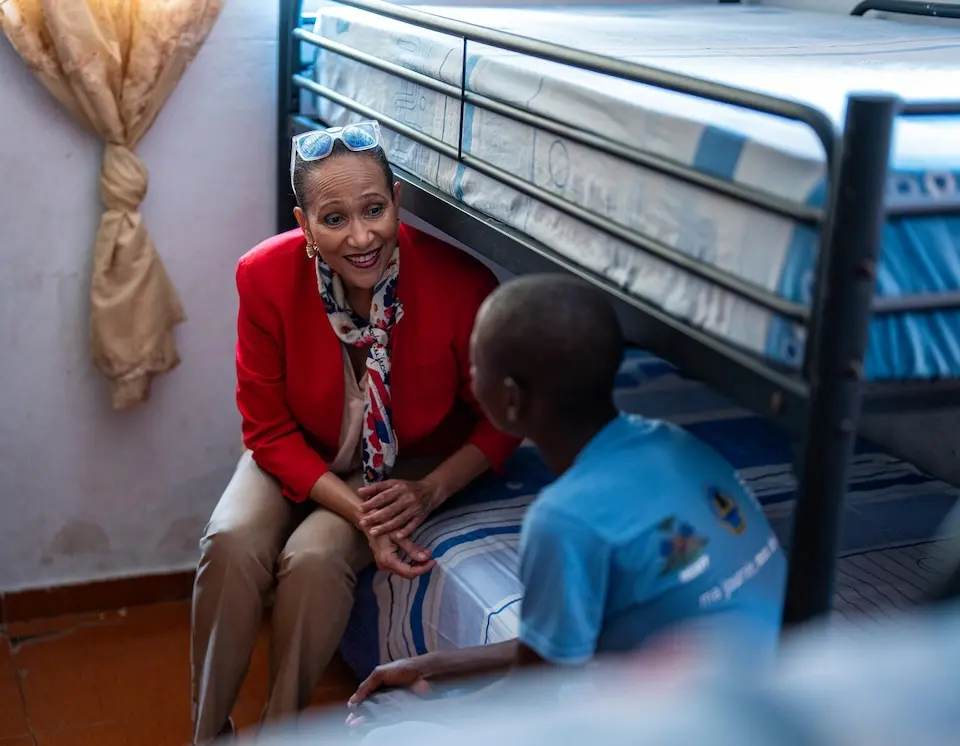 Vanessa Frazier, Special Representative of the United Nations Secretary-General for Children and Armed Conflict, talks with a child at a UNICEF-supported center for children who are victims of recruitment and exploitation.