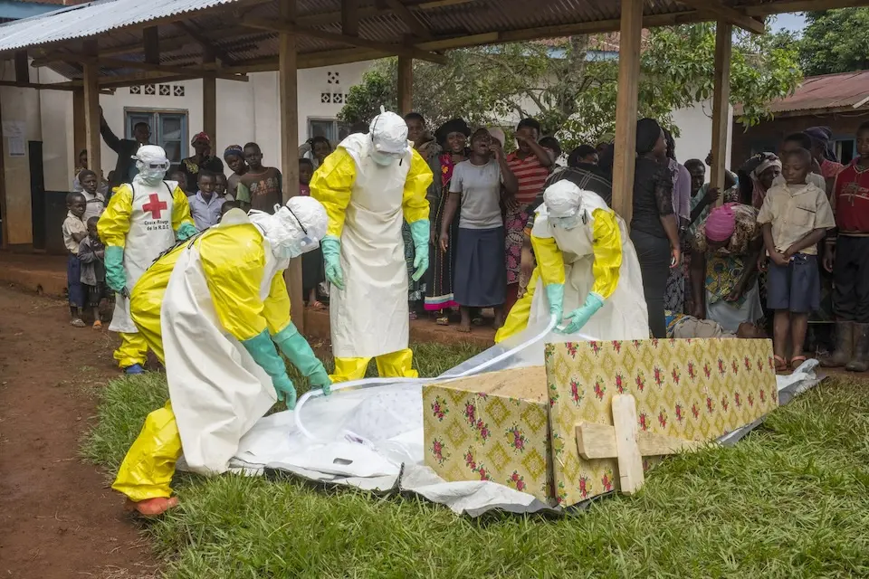 An Ebola medical team collects the body of a woman who died at a hospital in North Kivu province, Democratic Republic of the Congo, in 2019. © UNICEF / UNI210113 / Thomas Nybo