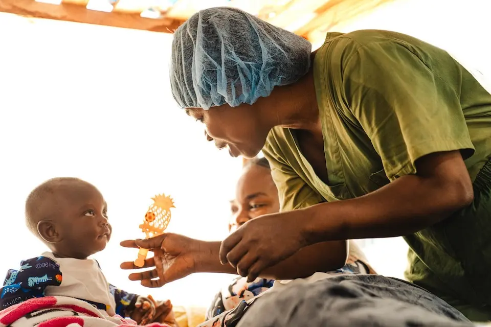 A caregiver reassures a child at the nursery for children whose parents are hospitalized at the Ebola Treatment Center in Bunia, Ituri province in June 2026. © UNICEF / UN0877954 / Jospin Benekire
