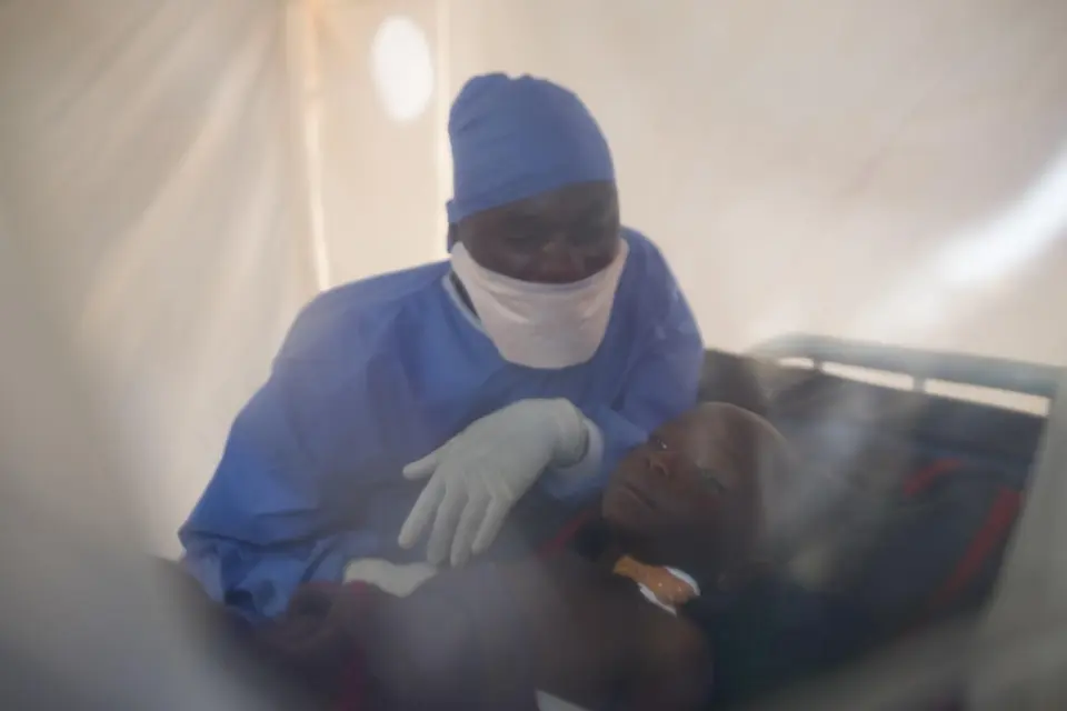 An Ebola survivor turned caregiver comforts a 6-year-old at the Ebola treatment centre in Butembo, Democratic Republic of the Congo. © UNICEF / UNI281070 / Thomas Nybo