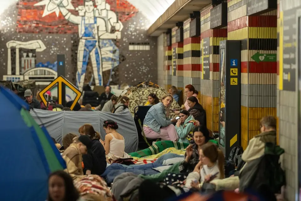 Families shelter from overnight attacks inside a Kyiv metro station in Ukraine. © UNICEF / UN0900913 / Oleksii Filippov