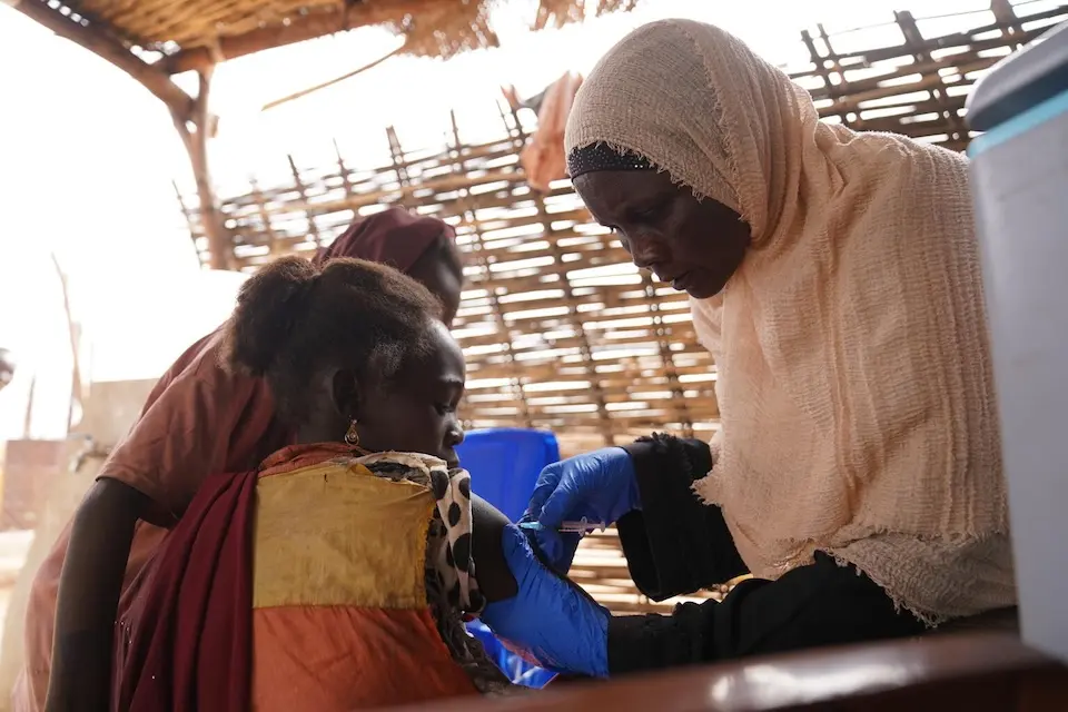  A health worker vaccinates a child during the UNICEF-supported measles and rubella catch-up campaign in Tawila, North Darfur in 2026..