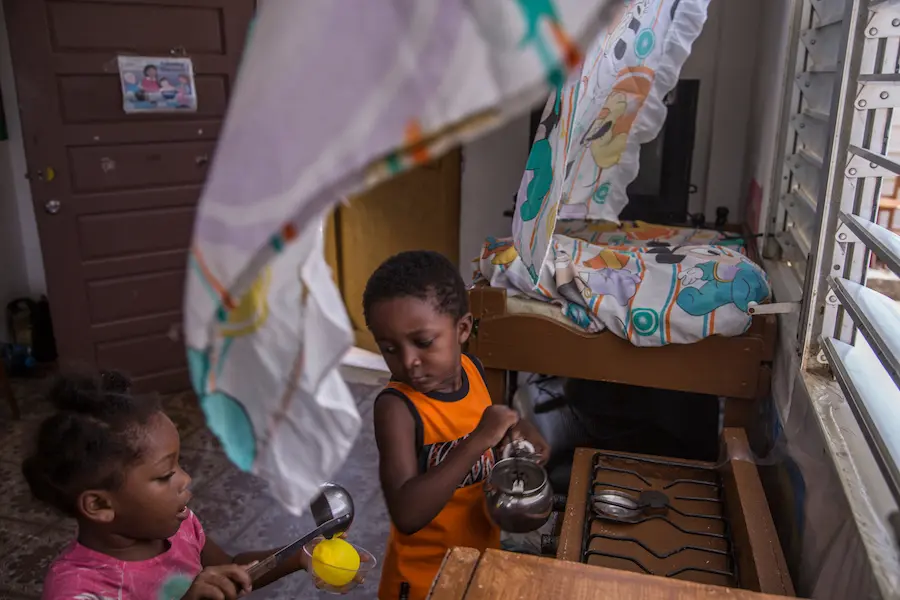 Four-year-old Orin Mejia, right, and his cousin Skye, 3, pretend to make tea at his former preschool in Dangriga, Balize. Four-year-old Orin Mejia, right, and his cousin Skye, 3, pretend to make tea at his former preschool in Dangriga, Balize.