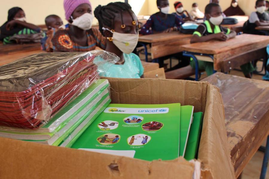 Pupils at Walirdé’s school in Sévaré, Mali, received learning materials from UNICEF along with masks for COVID-19 prevention.