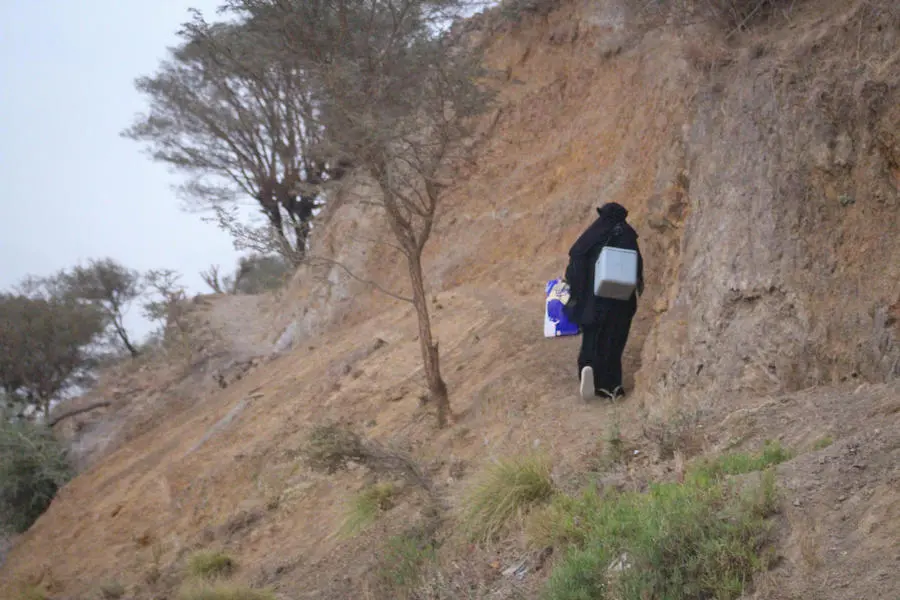 A local health worker carries vaccines in a cold-chain container from Dhamar, Yemen to a mobile, UNICEF-backed measles and rubella vaccination campaign. A local health worker carries vaccines in a cold-chain container from Dhamar, Yemen to a mobile, UNICEF-backed measles and rubella vaccination campaign.