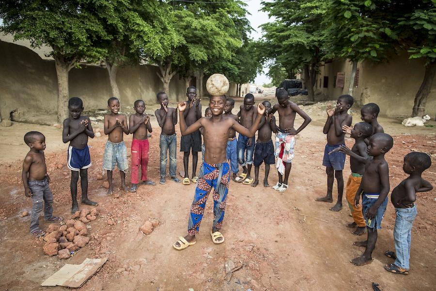 Alou Keïta, 11 years old, student in grade 6, is child ambassador of the new school year. After the awareness sessions, Alou takes advantage of the holiday period to play football with his friends. With funding from Norway, Denmark and Korea, more than 3,