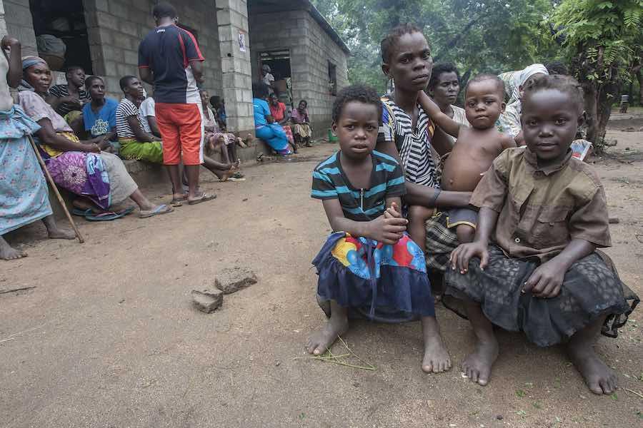 Mary Staford and her three daughters sit with and other people displaced by the floods at a camp set up at the Nyachilenda School in Nsanje. The 75,900 people displaced in Malawi are spread out over 187 camps, most of which are located in schools. © UNIC