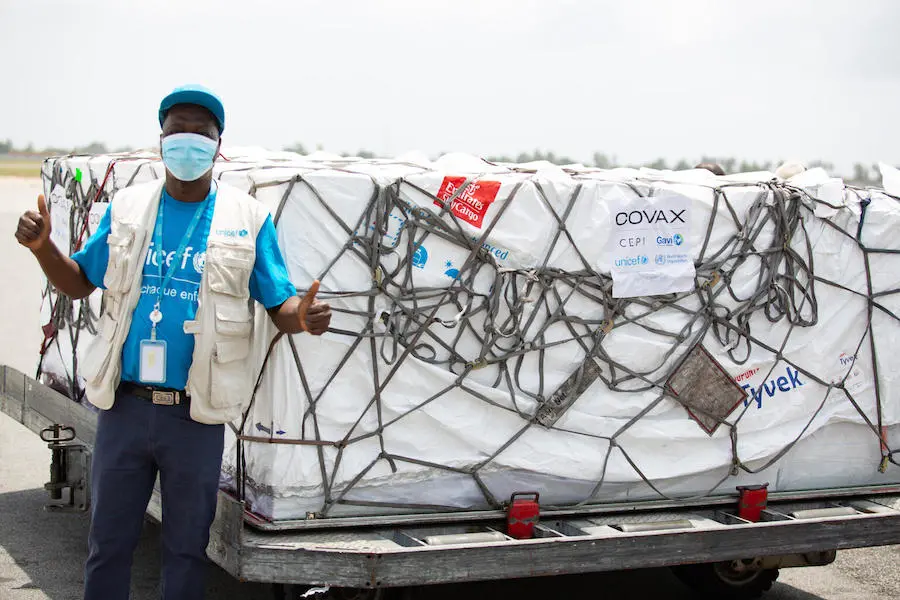 On February 26, 2021, (left to right) UNICEF supply officer Mohamadou Sy at the airport in Abidjan. Cote d’Ivoire received 504,000 COVID-19 vaccine doses from the COVAX Facility at the airport in Abidjan. On February 26, 2021, (left to right) UNICEF supply officer Mohamadou Sy at the airport in Abidjan. Cote d’Ivoire received 504,000 COVID-19 vaccine doses from the COVAX Facility at the airport in Abidjan.
