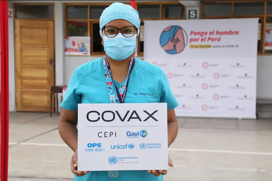Shirley Coca, a nurse at Northern Lima Health Directorate, vaccinates the elderly against COVID-19 with vaccine doses delivered by the COVAX Facility in March 2021. Shirley Coca, a nurse at Northern Lima Health Directorate, vaccinates the elderly against COVID-19 with vaccine doses delivered by the COVAX Facility in March 2021.