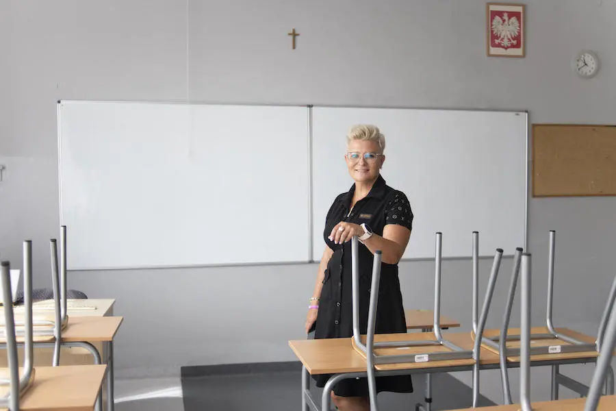 Magdalena Mazur, principal of the UNICEF-supported Janusz Korczak School #12 in Krakow, Poland, organizes a classroom on August 31, 2022. Magdalena Mazur, principal of the UNICEF-supported Janusz Korczak School #12 in Krakow, Poland, organizes a classroom on August 31, 2022.
