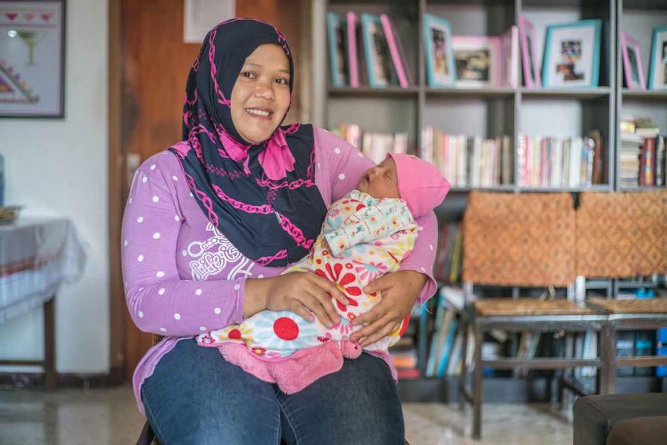 Lina, 27 and her daughter Laticia, 20 days. “I had contractions at 7 months and was very nervous, “ says Lina. Widyani referred her to a gynecologist where she was prescribed medication to prevent premature birth and improve fetal health. Lina continued h