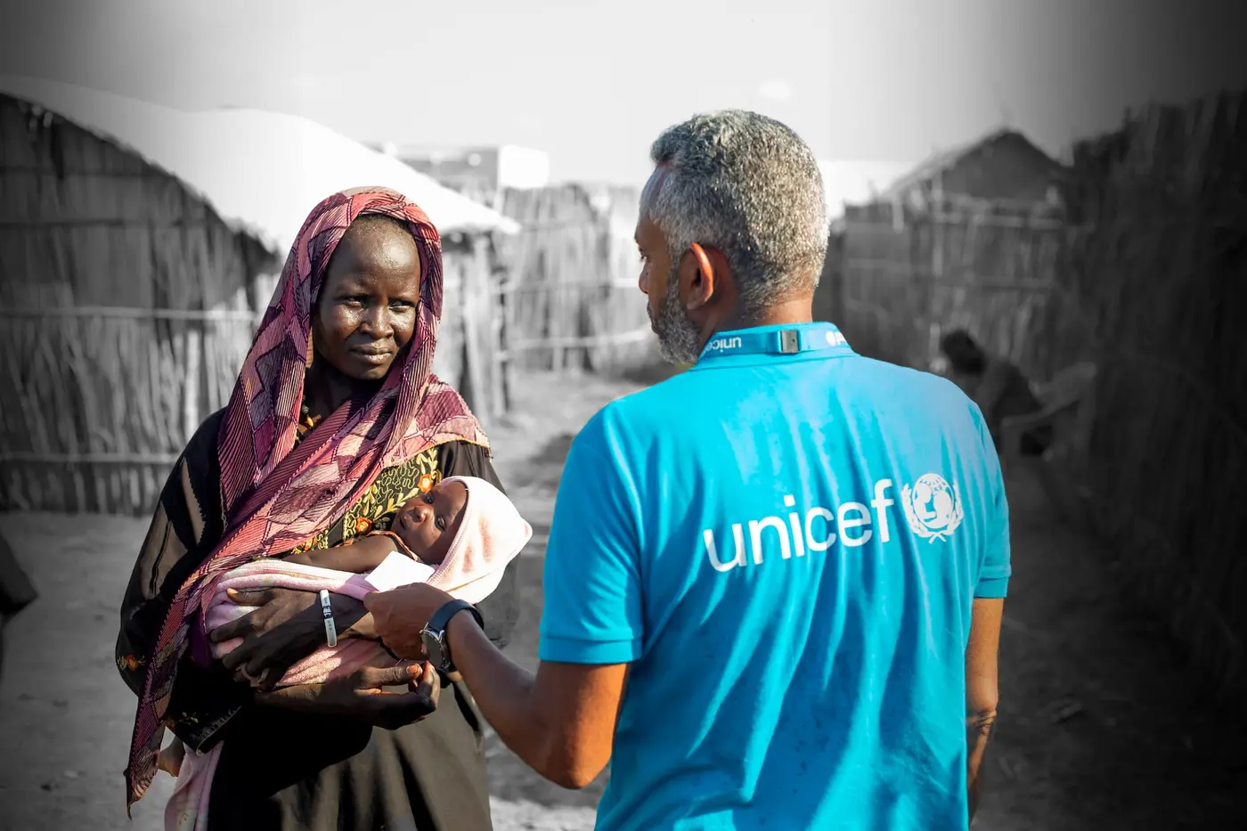 A UNICEF staff mobilizes mothers to participate in the Accelerated Child Survival campaign supported by UNICEF and partners, in White Nile state.