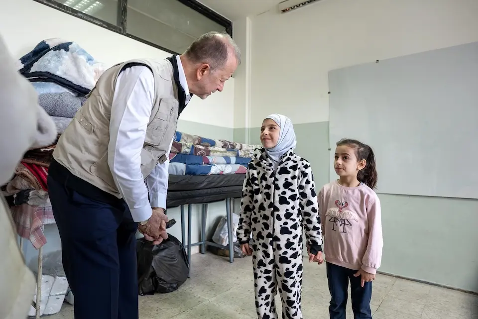 UNICEF Deputy Executive Director Ted Chaiban meets Fatima, 9, and Jana, 5 at Bir Hassan TVET hub shelter in Beirut on March 16, 2026. 