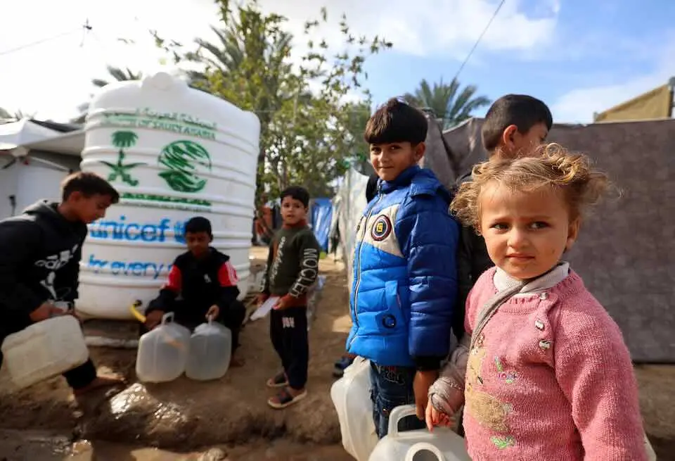 UNICEF supplies water to children in Gaza