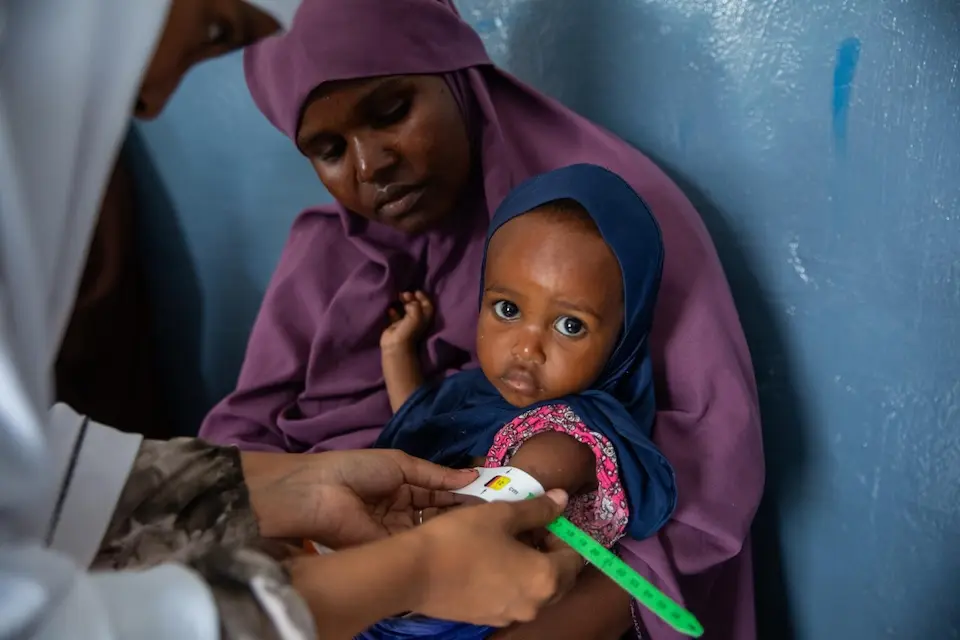 A UNICEF-supported health worker measures the mid-upper arm of a baby during a malnutrition screening in Mogadishu, Somalia on Aug. 17, 2026