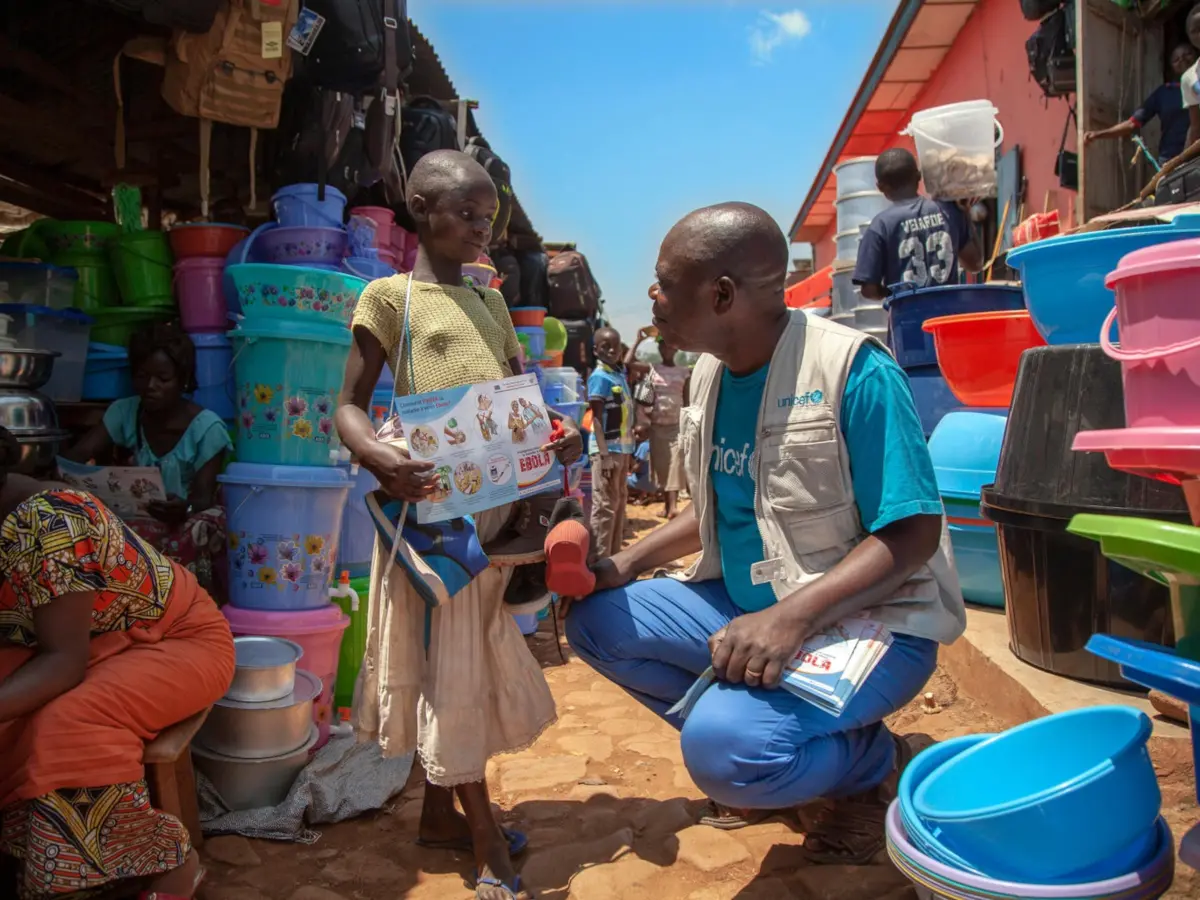 UNICEF Ebola Outreach Officer in North Kivu in The Democratic Republic of the Congo, discusses Ebola prevention with a girl in Ebola-affected Beni. 