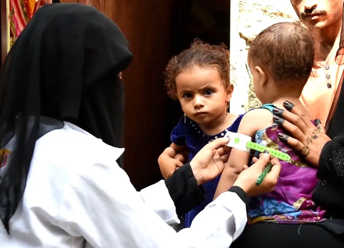 UNICEF-supported community healtlh worker Razaqh Ahmed Ahmed Haroon Habad goes door-to-door to care for children in the village of Wadi Habat, Yemen. UNICEF-supported community healtlh worker Razaqh Ahmed Ahmed Haroon Habad goes door-to-door to care for children in the village of Wadi Habat, Yemen.