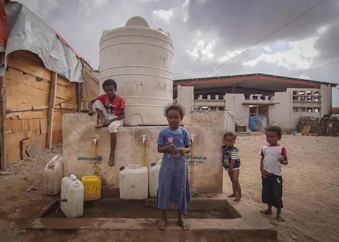 UNICEF is working with partners to provide water for families displaced by violence in Yemen, like these children at an IDP center in Aden. 