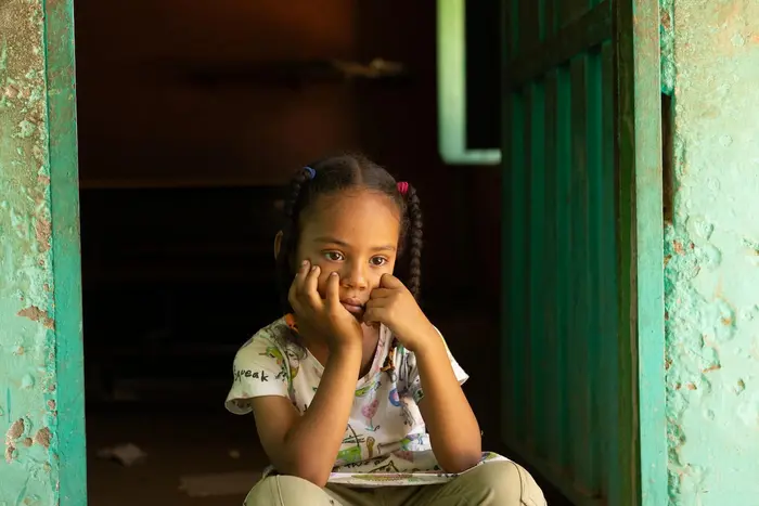 Six-year-old Fatima, a child displaced by war, fled Khartoum with her family and is receiving support from UNICEF at the Alshargia safe learning space, or makanna, in Kassala state.