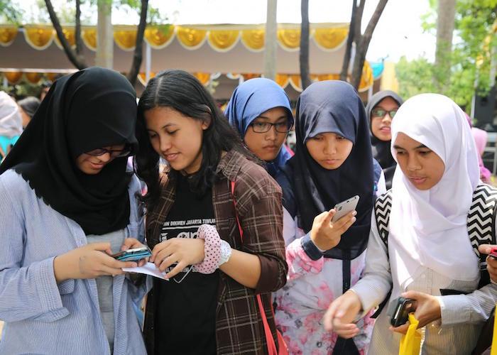 In Indonesia, UNICEF teamed up with the government to create a U-Report poll to test young people's knowledge of the novel coronavirus, and to teach them about symptoms, transmission and prevention. 