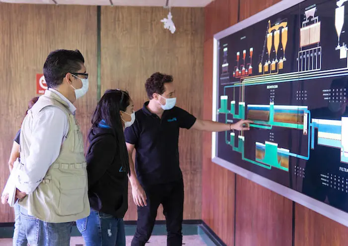 UNICEF Venezuela WASH chief David Simon explains to his UNICEF colleagues the water system that provides water to 75 percent of the population of the state of Táchira.