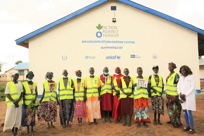 Community volunteers help the staff at UNICEF-supported Malualkon stabilization center in rural Bahr el Ghazal, South Sudan, meet the urgent needs of children suffering from severe acute malnutrition.