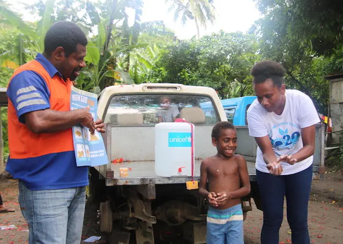 Community mobilizers conduct handwashing demonstrations – one of the most effective ways of preventing the spread of COVID-19 – in Vanuatu’s Tekabu Community. 