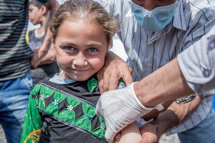 Iraqi girl gets vaccinated.