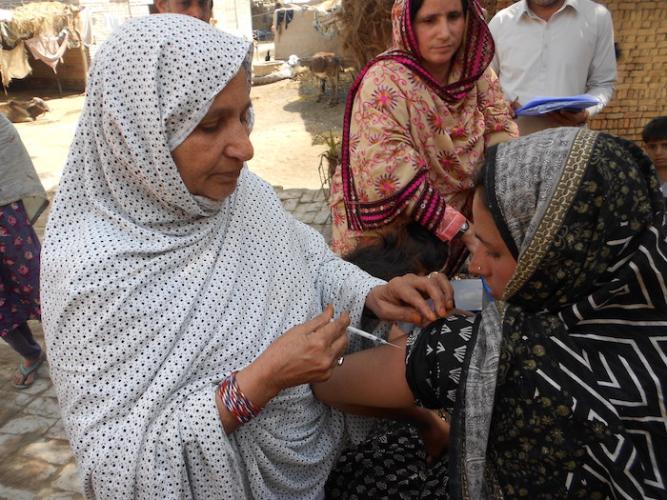 UNICEF-trained community health worker Jameela vaccinates women against tetanus in an isolated village in Pakistan. 