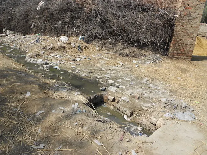 Dirt and poor sanitation contribute to unhealthy conditions for pregnant women in remote villages in Pakistan. 