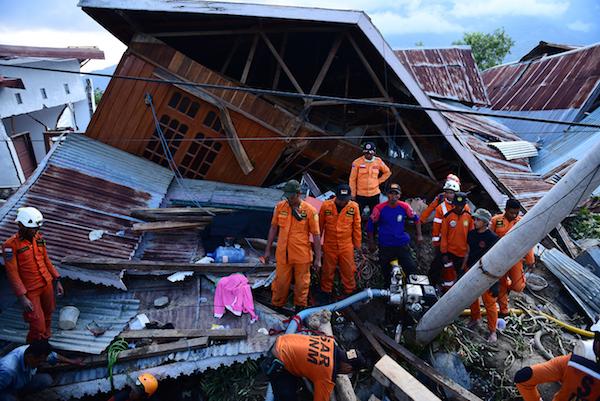 On 30 September 2018 in Indonesia, Basarnas evacuates earthquake victims at the Balaroa National Park, West Palu, Central Sulawesi, after the earthquake and tsunami that struck Sulawesi on September 28.