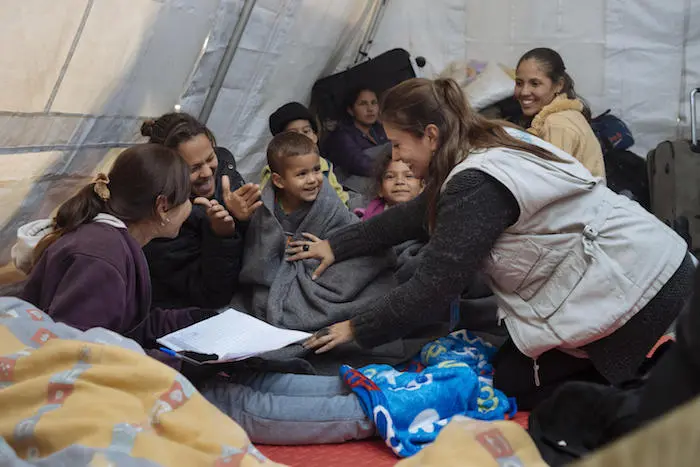 Maria Belen Rodriguez, UNICEF Ecuador official, distributes blankets to Venezuelan women and children in Rumichara, on the Colombia - Ecuador border. 