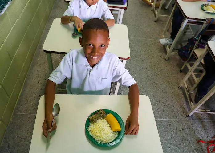 A pilot school feeding program, supported by UNICEF, provides students enrolled in 24 schools in Venezuela's Miranda Province with a balanced meal.