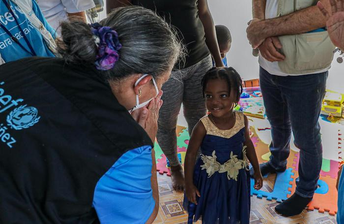 Jean Gough, UNICEF Regional Director for Latin America and the Caribbean, meets Maleyles, 3, at a UNICEF-supported Child-Friendly Space at the migrant reception center in San Vicente, Darién, Panama.
